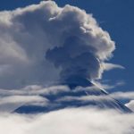 Камчатский вулкан выбросил столб пепла на высоту 7 км