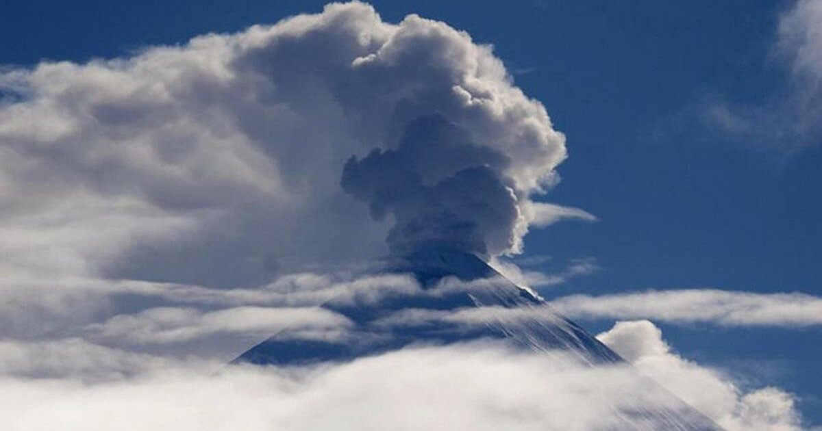 Камчатский вулкан выбросил столб пепла на высоту 7 км